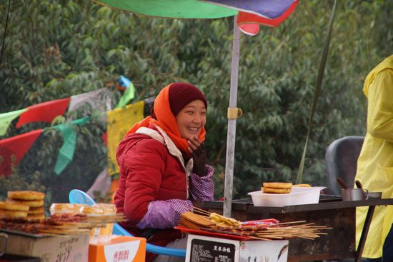 Yak am Spieß, fünf wohlschmeckende Spieße mit Fleisch, das auf der Zunge vergeht und leckerer Marinade für  knapp 1,30 Euro.