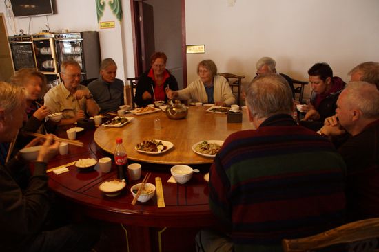 Typisch chinesisches Essen: In der Mitte verschiedene Gerichte mit Reis, jeder nimmt sich, was er mag.