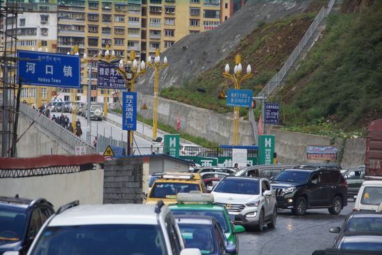 In den wenigen Städten auf unserer Route herrscht enormer Verkehr
