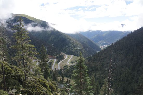 Auf weit über 4.000 Meter schraubt sich hier die Sichuan-Tibet-Fernstraße
