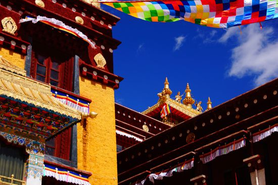 Im Hof des Klosters Litang