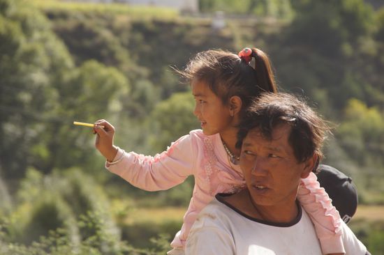 Vater mit Tochter warten gemeinsam mit uns, dass es auf der Baustelle endlich weitergeht.
