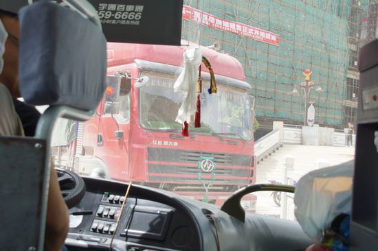 Wer hat hier Vorfahrt: Enge Straßen im engen Tal