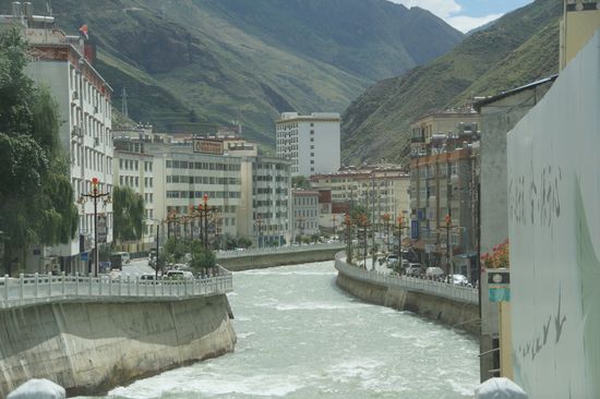 Typische Stadt in Sechuan: Man nehme einen reißenden Fluss, ein enges Tal, steile Bergflanken und streue ein paar Hochhäuser dazwischen rein.