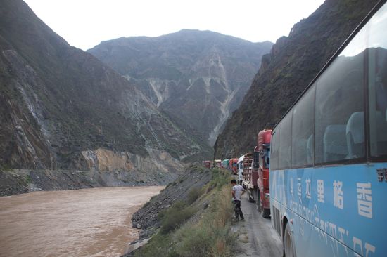 Jetzt geht gar nichts mehr. Vorne ist die Straße auf einem Kilometer Länge einspurig, Ampel oder irgendwelche Signale gibt es nicht.