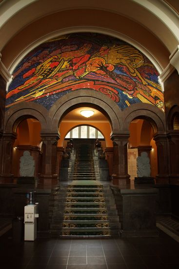 Weder im Genozid-Museum, noch im Matenadaram dürfen Fotos geschossen werden. Aber auch das Treppenhaus vom Matenadaram hat Klasse!