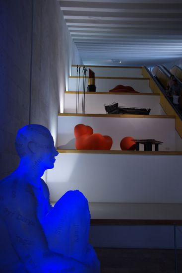 Moderne Kunst an der Rolltreppe