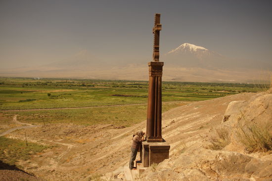 Unweit des Klosters Chor Virap mit dem Ararat im Hintergrund