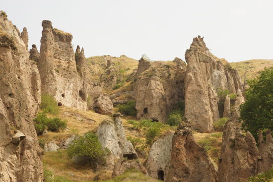 Das Höhlendorf von Khndzorek. Bis in die 1950er Jahr lebten hier Menschen