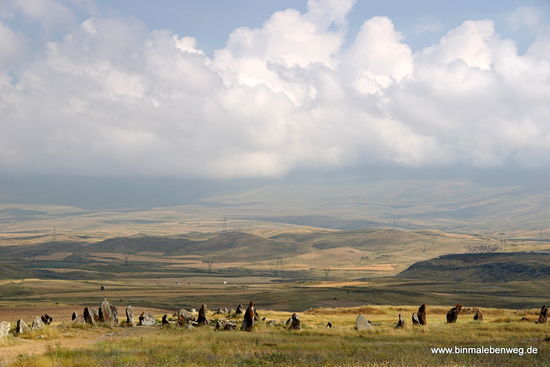 Unglaublich weit geht der Blick auf der Hochebene, so dass man Karahunj schon von weitem sieht. Hier geht es zu vielen anderen Reiseberichten...