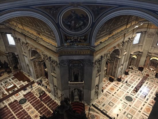 Was ist schöner: Der Blick von der Kuppel in den Petersdom ...Weitere Bilder auf Facebook