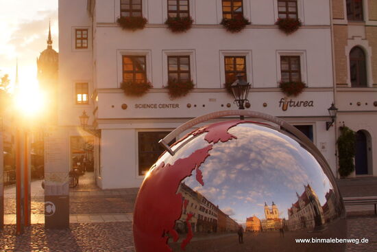 Am Marktplatz von Wittenberg mit der Stadtkirche zwischen Kamtschatka und Australien