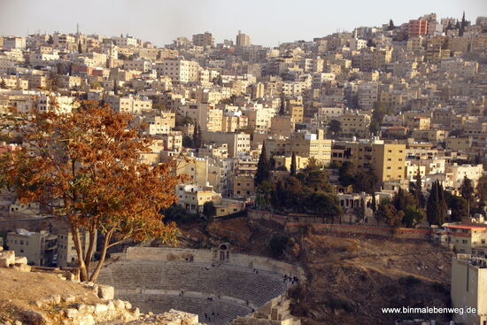 Blick von der Zitadelle auf das Römische Theater und zwei der sieben Hügel der Stadt