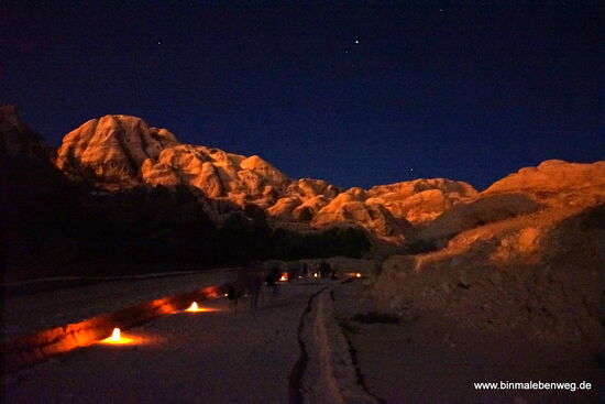 1..500 Kerzen beleuchten die Wege zum "Schatzhaus" und den Platz davor. Dazu kommen die Millionen und Abermillionen an Sternen