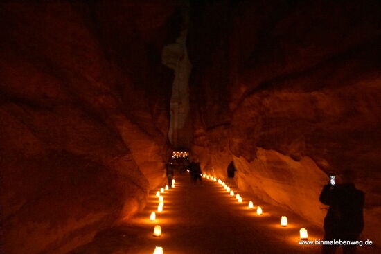 Etwa eine halbe Stunde braucht man vom Eingang über den Siq bis zum "Schatzhaus".