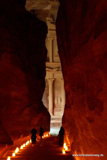 Man läuft durch den Siq und dann plötzlich - WUMM - das Schatzhaus. Ein Gänsehautmoment