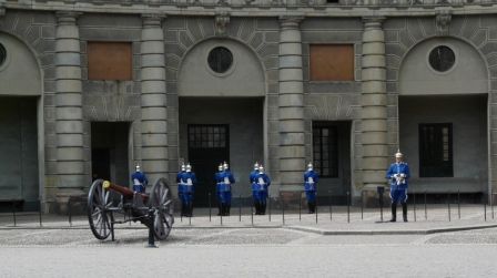 Einige Wachen vorm Schloss