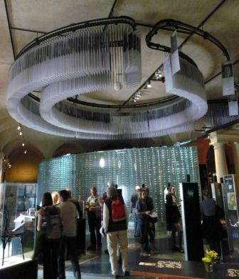 Im Nobelmuseum: an der Decke hängen Bilder der bisherigen Preisträger, welche wie am Förderband durch das Museum laufen!