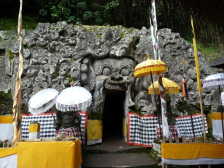 Eingang zur Höhle