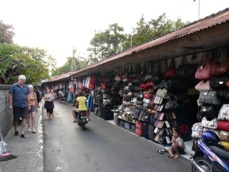Hallo-Gasse in Kuta