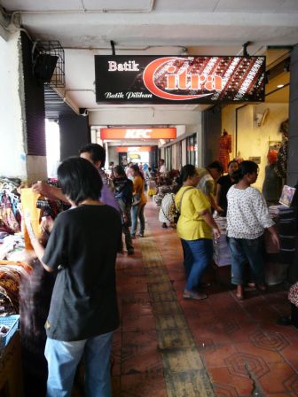 Malioboro Straße - ein Geschäft reiht sich an das andere, doch die Verkäufer sind freundlich und drängen sich nicht auf.