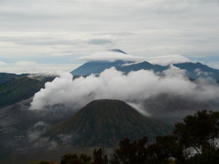 Im Vordergrund Gunung Batok, der qualmende Kerl ist Bromo. Im Hintergrund sieht man Gunung Semeru