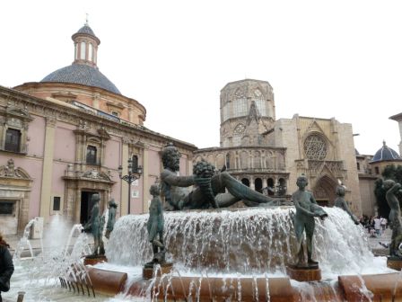 Turia-Brunnen, mit den 8 "acequias", welche die 8 Hauptkanäle zur Bewässerung deuten
Apropos: der Mann stellt die Turia, den Fluss, dar