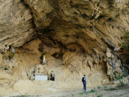leider können wir nicht genau sagen warum diese Höhle in dieser Form existiert - hierzu fehlen uns die Spanischkenntnisse