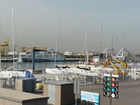 über die Schwenkbrücke im Hintergrund führt die Formel 1 Strecke