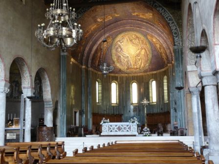 leider kann man es am Bild nur schlecht erkennen, aber die Cattedrale hat im Inneren gefunkelt und geglänzt als hätte Frau Fiona ein paar Steinchen dafür springen lassen.