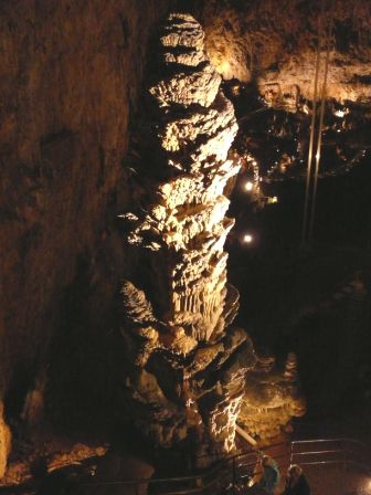 dieser Stalakmit ist 100.000 Jahre alt und 16m hoch
