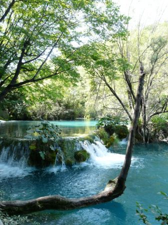 kleine und grosse Wasserfälle verbinden die vielen Seen miteinander