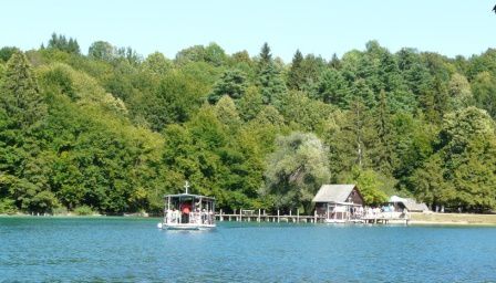 über den See geht es mit Elektrobooten