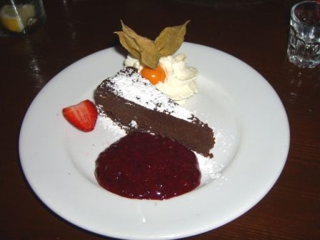 Nr. 7: Schokoladekuchen mit Beerenspiegel