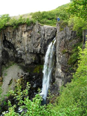 ein weiterer hoher Wasserfall, der Hundafoss