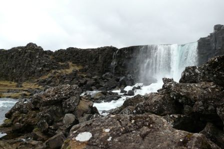 Oxararfoss, unser erster Wasserfall in Island. Was besonders daran ist: er ist das älteste Bauwerk Islands, denn er wurde künstlich erschaffen, um den Althing-Platz mit Trinkwasser zu versorgen