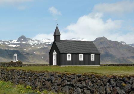 das Kirchlein von Budir, in wunderschöner Umgebung