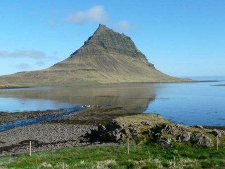 der Blick aus unserem Hostelroom, direkt auf den Hausberg von Grundarfjördur, dem Kirkjyfell