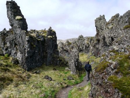 durchs Lavafeld geht zum Strand