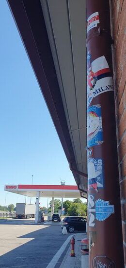 Vollgeklebtes Fallrohr auf einem Rastplatz im Großraum Milano. Diese Gepflogenheit scheint international zu sein.