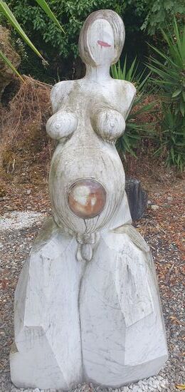 Der Künstler Michele Monfroni in Codena zwischen Carrara und Colonnata hat starke Überzeugungen und drückt sie auch krass aus.