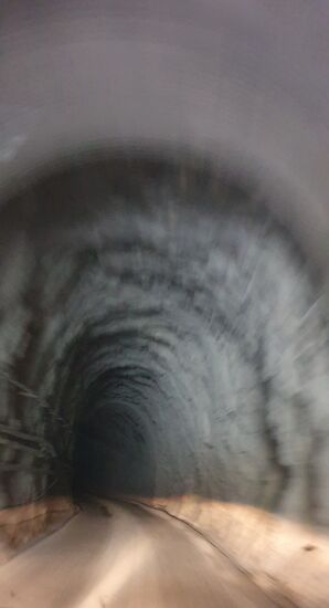 Fahrt durch einen Marmortunnel.
