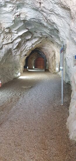 Durch drei verschlossene Türen muss man gehen (wie beim Räuber Hotzenplotz).