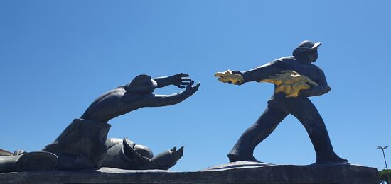 Berührend das Denkmal für die Gefallenen aus dem Ersten Weltkrieg. Es war bei seiner Einweihung 1927 umstritten, da es Leid und kein Heldentum zeigte.