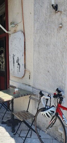 Im schönsten Café vor Ort einen Latte macchiato für 1,60.