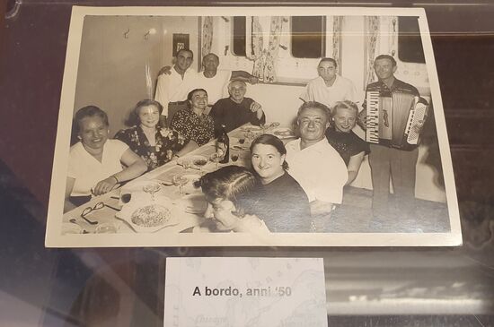 Es sieht fröhlich aus, aber eine solche wochenlange Überfahrt in der dritten Klasse war mit Sicherheit keine lustige Kreuzfahrt.