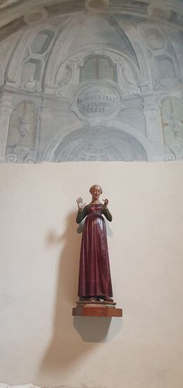 Die Holzstatue der Maria Annunziata fällt durch ihre schlichte Schönheit in dieser ruhigen Seitenkapelle auf.
