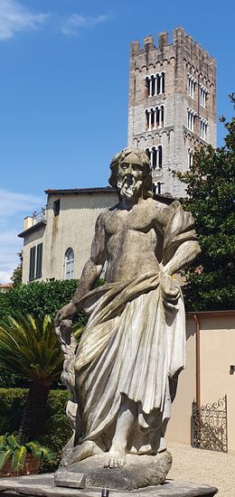 Statue des Zeus; im Hintergrund der Turm der Basilika San Frediano.