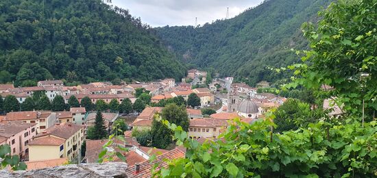 Seravezza von oben. Vielversprechend, denn jetzt habe ich den Weg hinunter wieder gefunden.