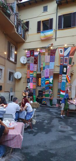 Die Fahnen sind gestrickt. Das macht man in Seravezza gerne.